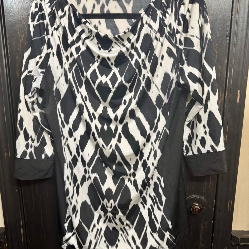 Liz Claiborne size L (12) b/w top.
